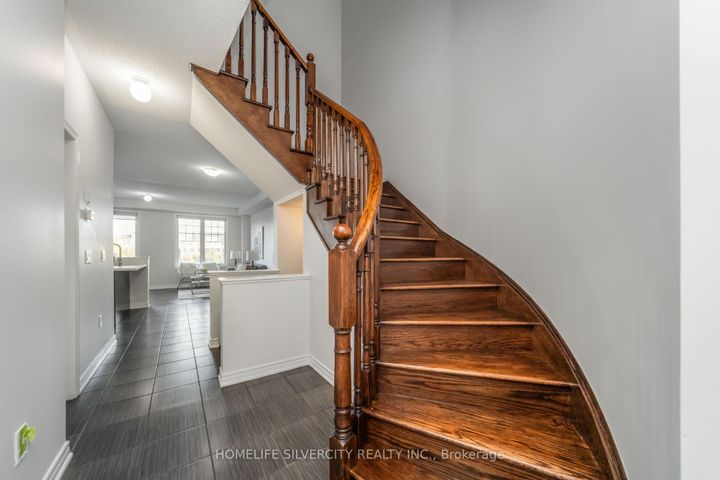 Photo 16 at 44 Davenfield Circle, Bram East, Brampton