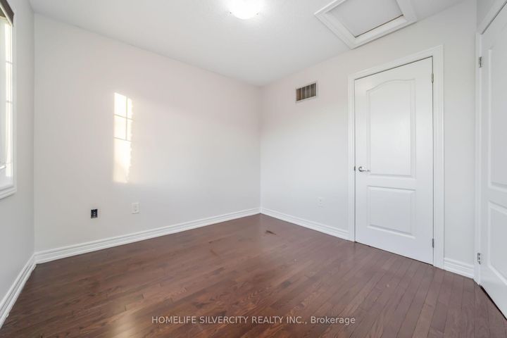 Photo 31 at 44 Davenfield Circle, Bram East, Brampton