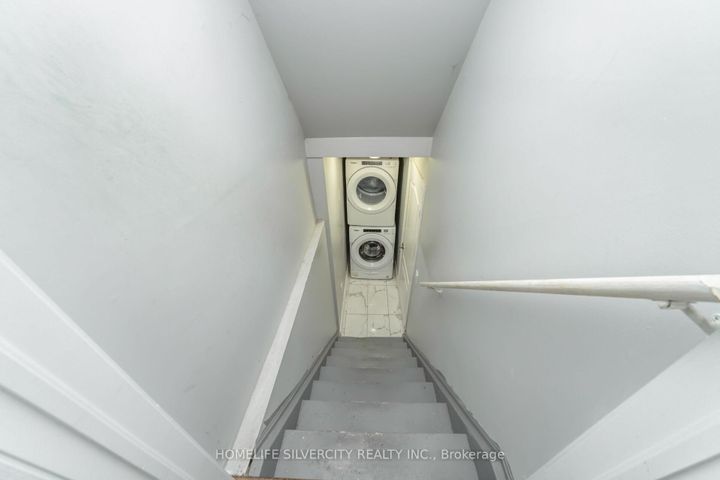 Photo 33 at 44 Davenfield Circle, Bram East, Brampton