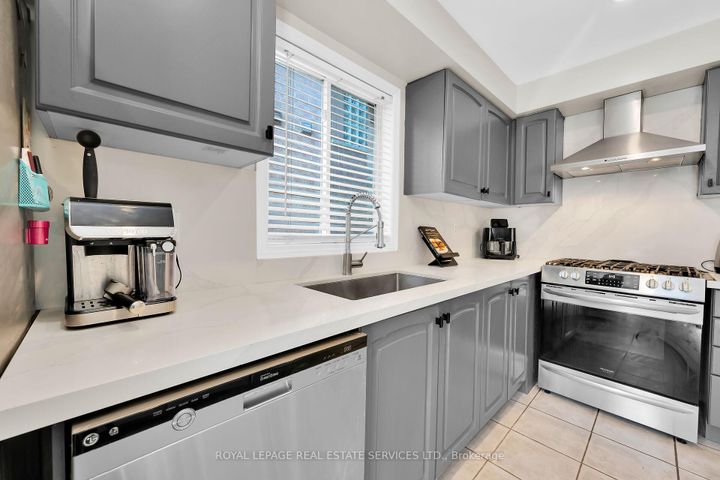 Photo 8 at 646 Julia Avenue, Appleby, Burlington