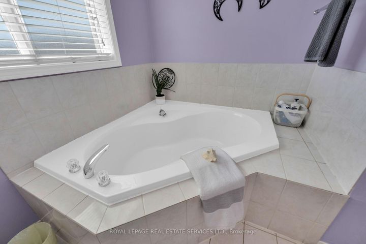 Photo 17 at 646 Julia Avenue, Appleby, Burlington