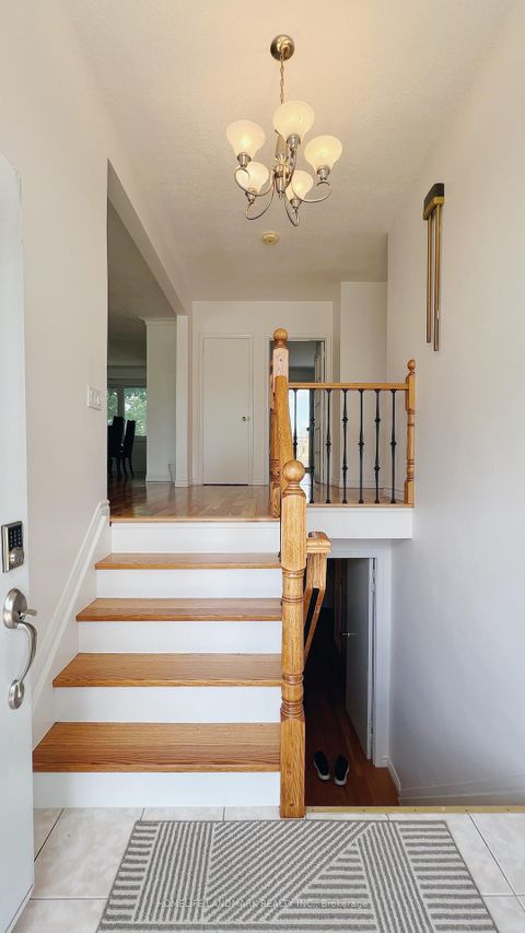 Photo 4 at 10 Silverview Drive, Newtonbrook East, Toronto