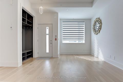 Photo 2 at TH3 - 270 Davenport Road, Annex, Toronto