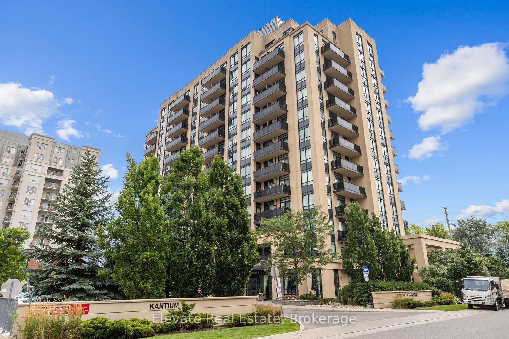 314 - 520 Steeles Avenue W, Yorkhill, Vaughan 