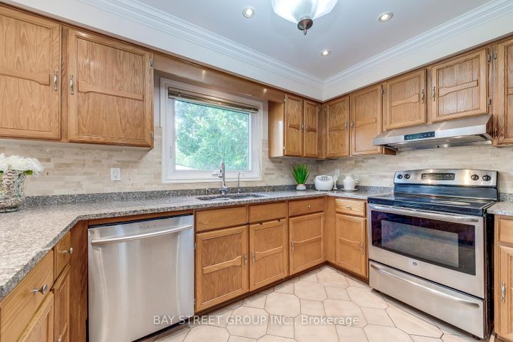 Photo 14 at 1394 Peartree Circle, GA Glen Abbey, Oakville