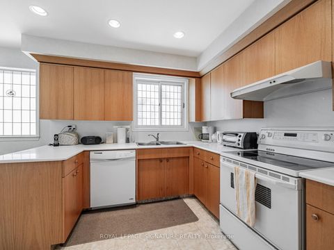 Photo 10 at 6 Lurgan Drive, Willowdale West, Toronto