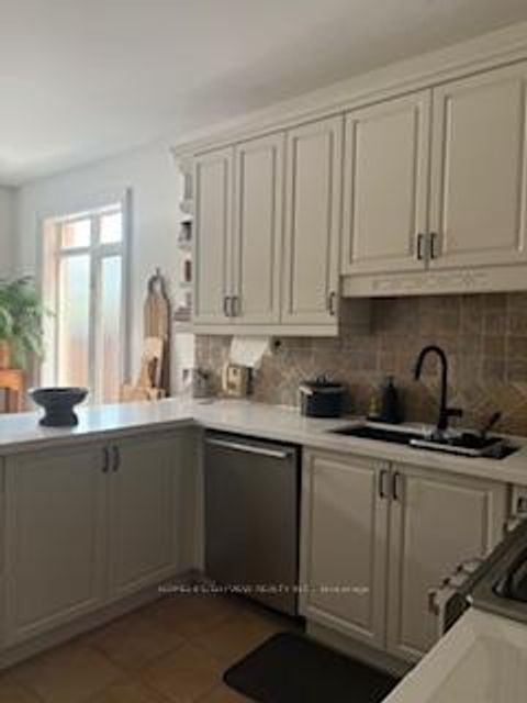 Photo 7 at 6 Jaylynn Court, Sonoma Heights, Vaughan