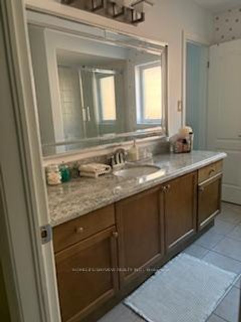Photo 10 at 6 Jaylynn Court, Sonoma Heights, Vaughan