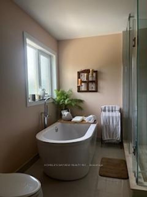Photo 15 at 6 Jaylynn Court, Sonoma Heights, Vaughan