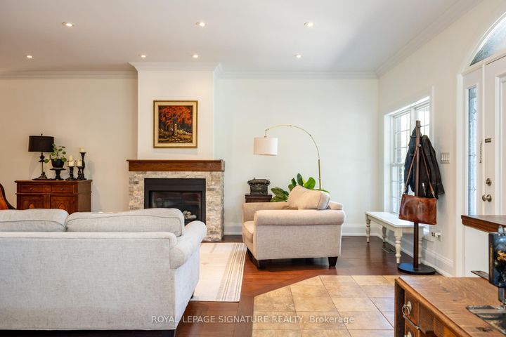 Photo 2 at 116 Milton Street, Queensway, Toronto
