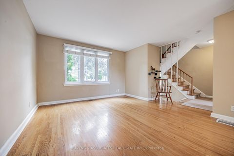 Photo 2 at 4 Burdock Lane, Don Mills, Toronto