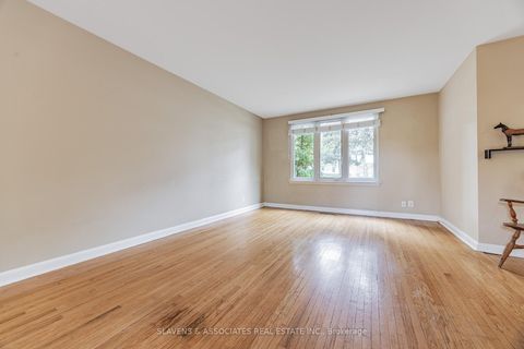 Photo 4 at 4 Burdock Lane, Don Mills, Toronto