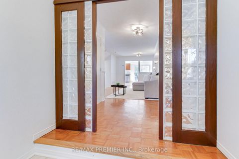 Photo 2 at 39 Ronan Crescent, Sonoma Heights, Vaughan