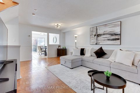 Photo 3 at 39 Ronan Crescent, Sonoma Heights, Vaughan