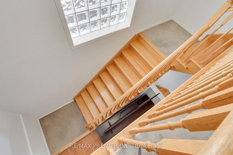Photo 8 at 39 Ronan Crescent, Sonoma Heights, Vaughan