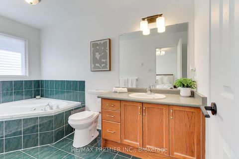 Photo 11 at 39 Ronan Crescent, Sonoma Heights, Vaughan