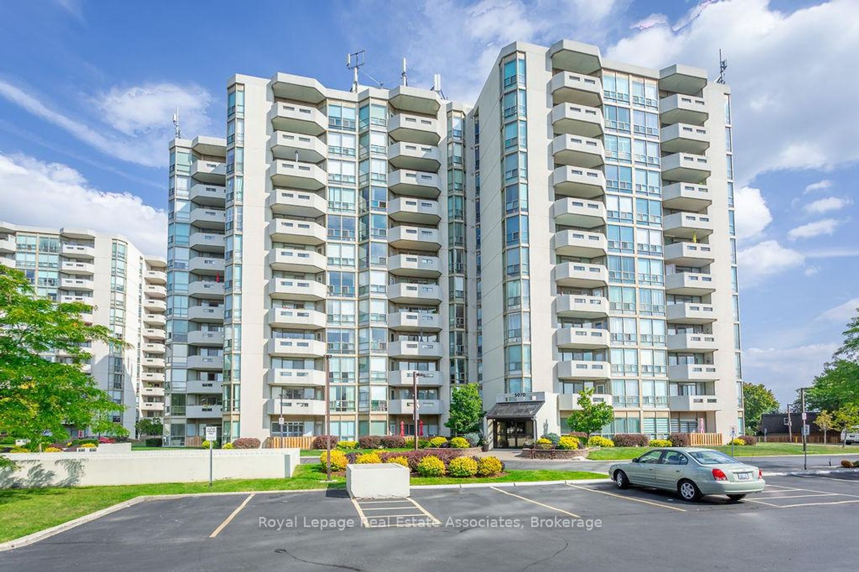 203 - 5070 Pinedale Avenue, Appleby, Burlington by Loree Meneguzzi Real Estate 203 - 5070 Pinedale Avenue, Appleby, Burlington