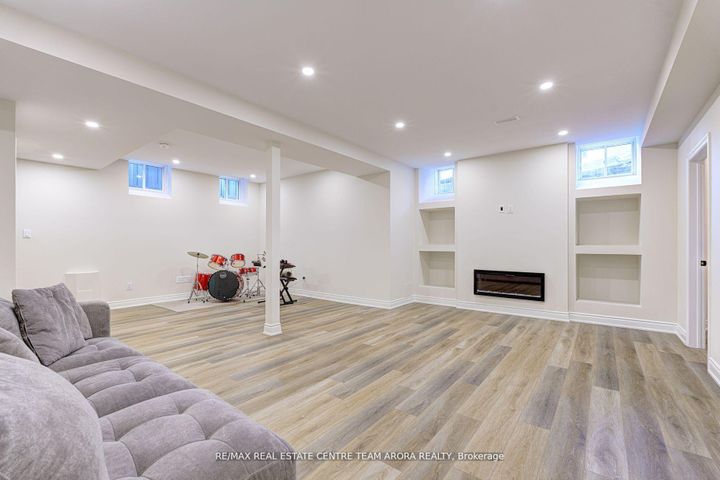 Photo 40 at 18 Deanston Court, Credit Valley, Brampton