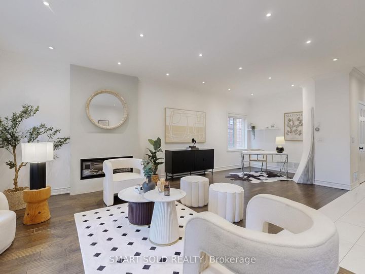 Photo 2 at 30 Crispin Court, Buttonville, Markham