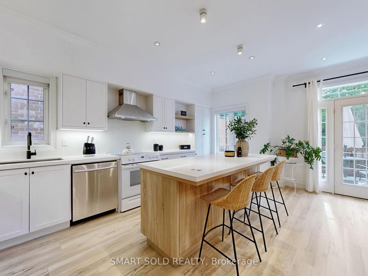 Photo 4 at 30 Crispin Court, Buttonville, Markham