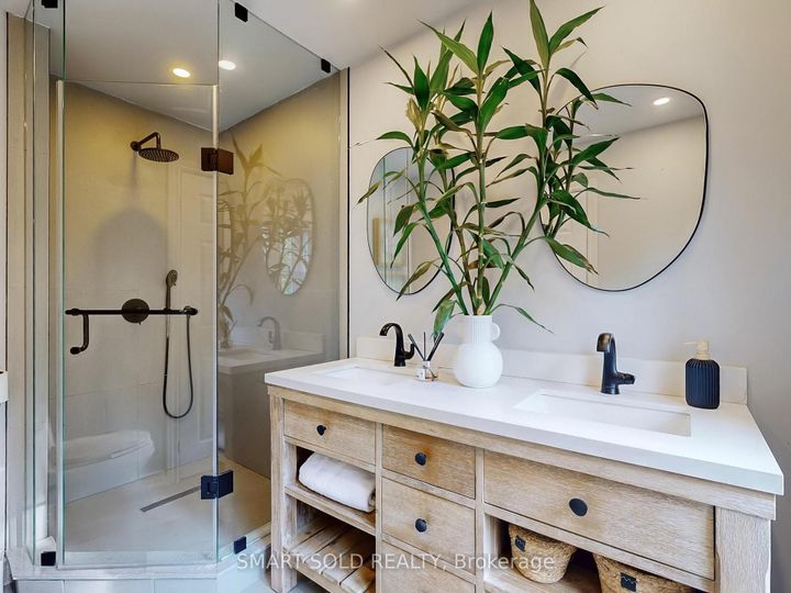 Photo 13 at 30 Crispin Court, Buttonville, Markham