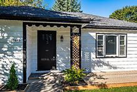 Photo 2 at 16948 Bayview Avenue, Central Newmarket, Newmarket