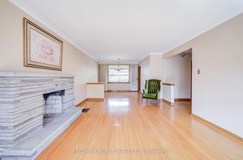 Photo 2 at 102 Hallsport Crescent, CFB, Toronto