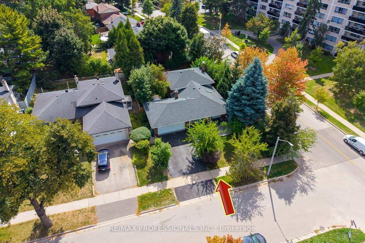Photo 2 at 37 Sunplains Crescent, Markland Wood, Toronto