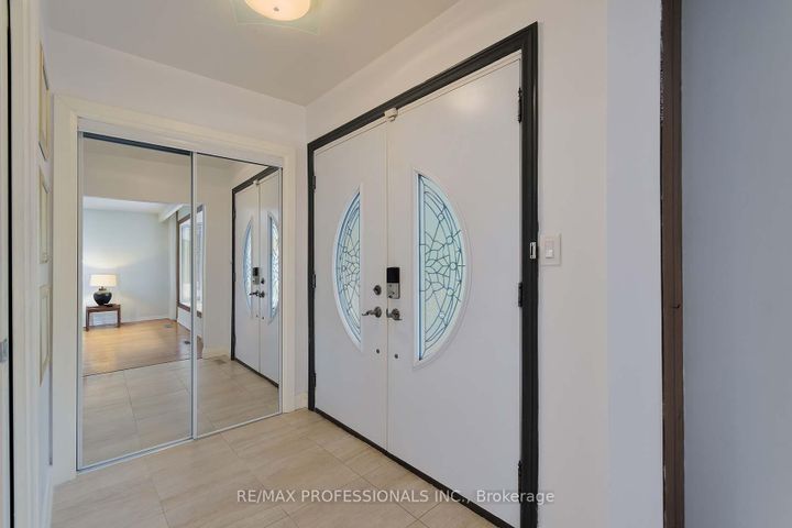 Photo 4 at 37 Sunplains Crescent, Markland Wood, Toronto