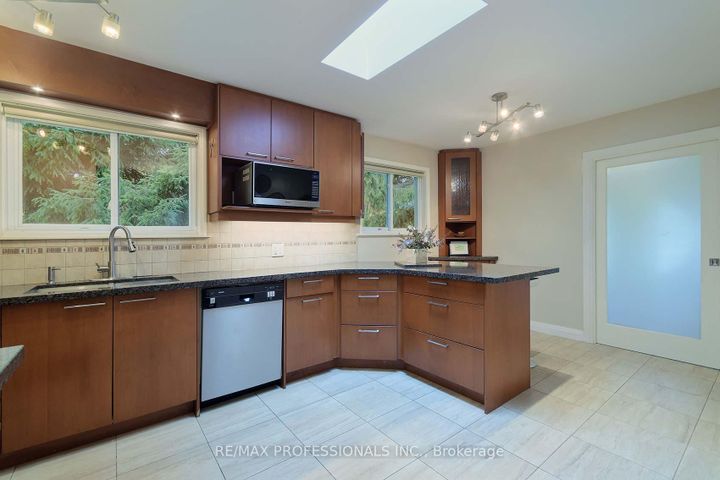 Photo 9 at 37 Sunplains Crescent, Markland Wood, Toronto