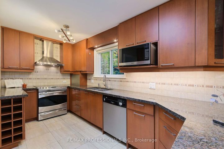 Photo 10 at 37 Sunplains Crescent, Markland Wood, Toronto
