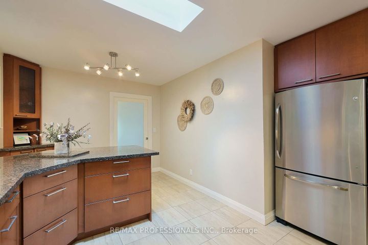 Photo 11 at 37 Sunplains Crescent, Markland Wood, Toronto