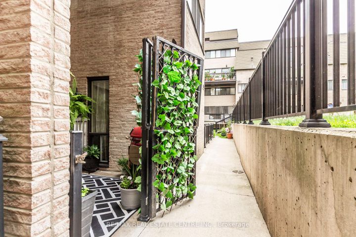 Photo 10 at 124 - 2095 Roche Court, Sheridan, Mississauga