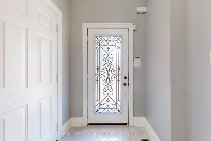 Photo 2 at 54 English Oak Drive, Oak Ridges Lake Wilcox, Richmond Hill
