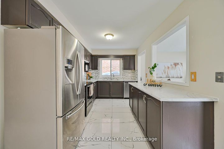 Photo 12 at 27 Buttercup Lane, Wellington, Brampton