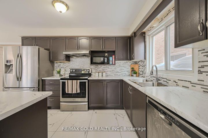 Photo 14 at 27 Buttercup Lane, Wellington, Brampton