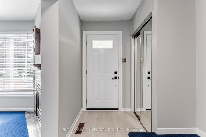Photo 5 at 2917 Nipiwin Drive, Meadowvale, Mississauga