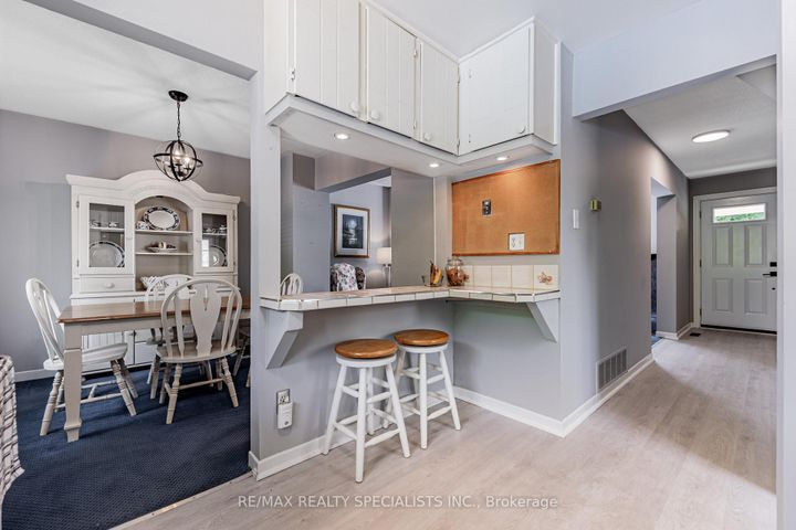 Photo 13 at 2917 Nipiwin Drive, Meadowvale, Mississauga