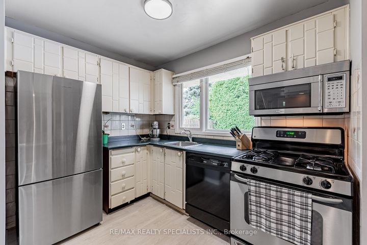 Photo 14 at 2917 Nipiwin Drive, Meadowvale, Mississauga