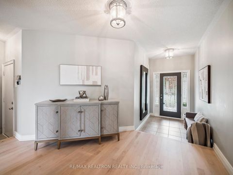 Photo 9 at 514 Menczel Crescent, Summerhill Estates, Newmarket