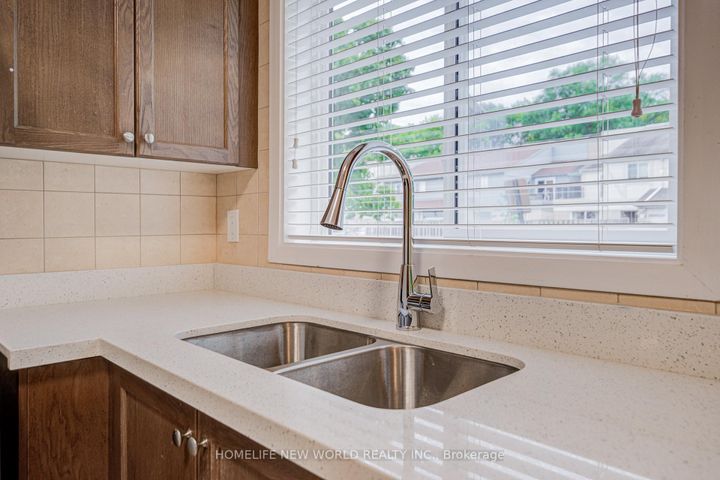 Photo 14 at 29 New Havens Way, Thornhill, Markham