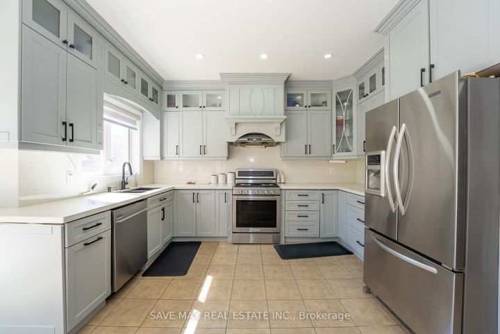 Photo 11 at 17 Charger Lane, Fletcher's Meadow, Brampton