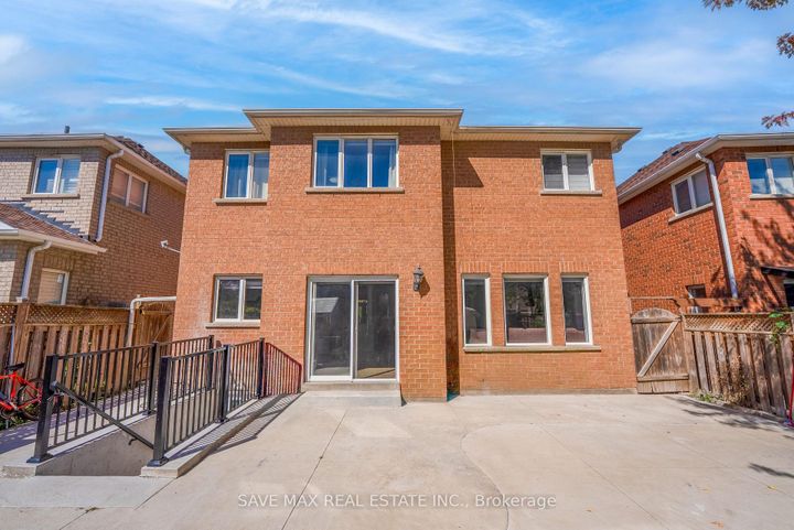 Photo 48 at 17 Charger Lane, Fletcher's Meadow, Brampton