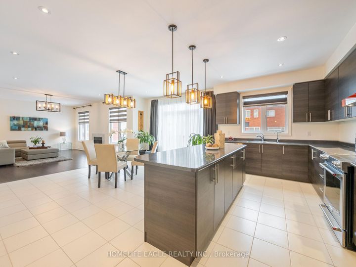 Photo 8 at 27 Scarlet Way, Bradford, Bradford West Gwillimbury