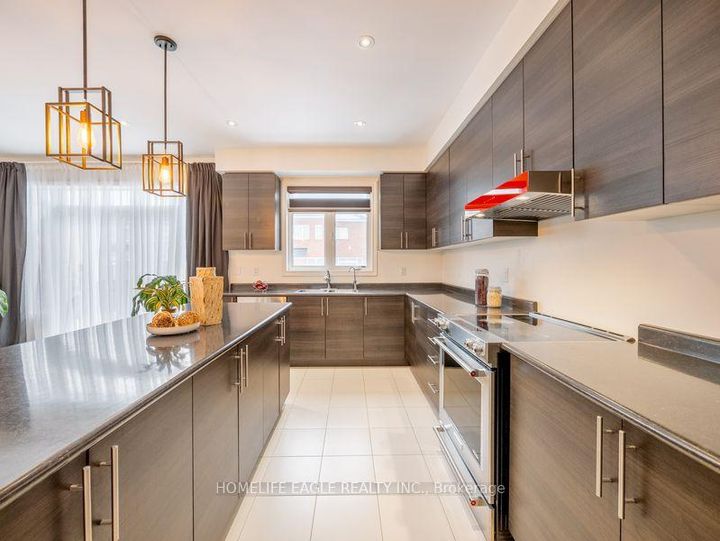 Photo 12 at 27 Scarlet Way, Bradford, Bradford West Gwillimbury