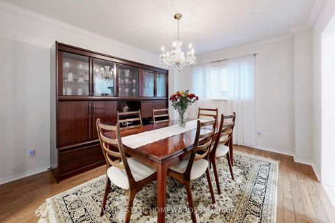 Photo 5 at 20 Anvil Court, Westbrook, Richmond Hill