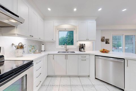 Photo 10 at 20 Anvil Court, Westbrook, Richmond Hill