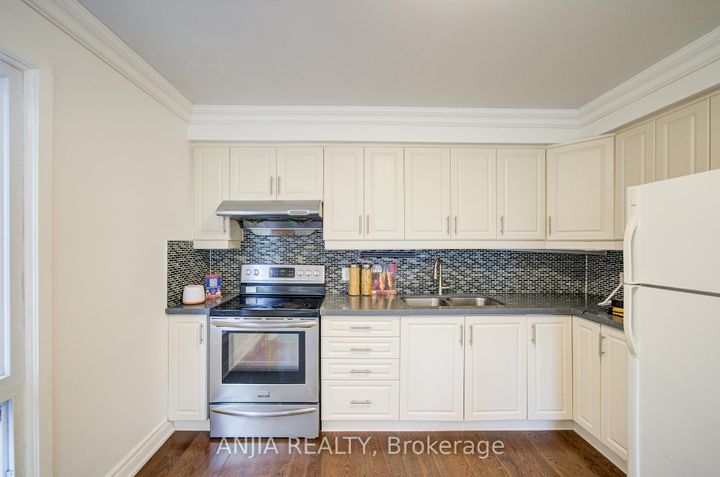 Photo 13 at 19 Dunbar Crescent, Milliken Mills East, Markham