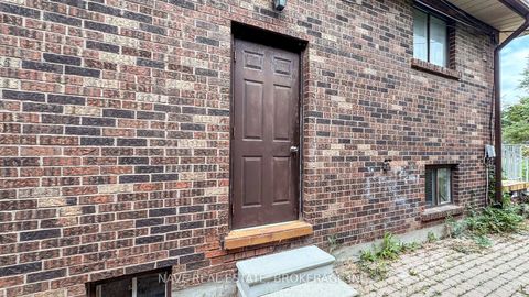 Photo 16 at 9747 Bathurst Street, North Richvale, Richmond Hill