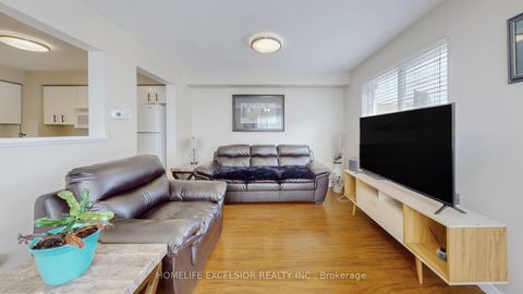 Photo 7 at 1 - 579 Gibney Crescent, Summerhill Estates, Newmarket